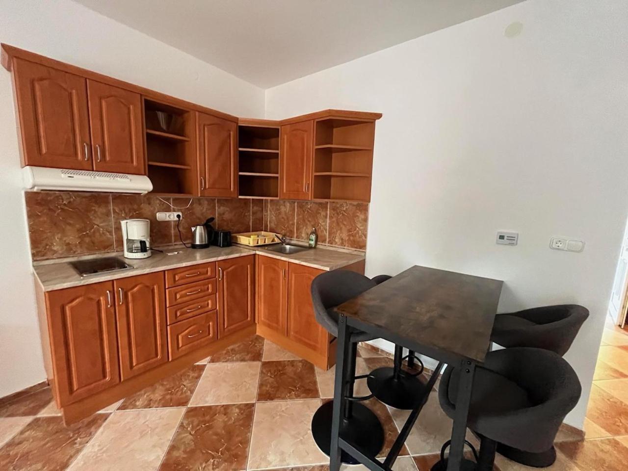Y Apartman Balatonlelle Exterior photo
